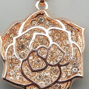 Rosetone crystal flower necklace